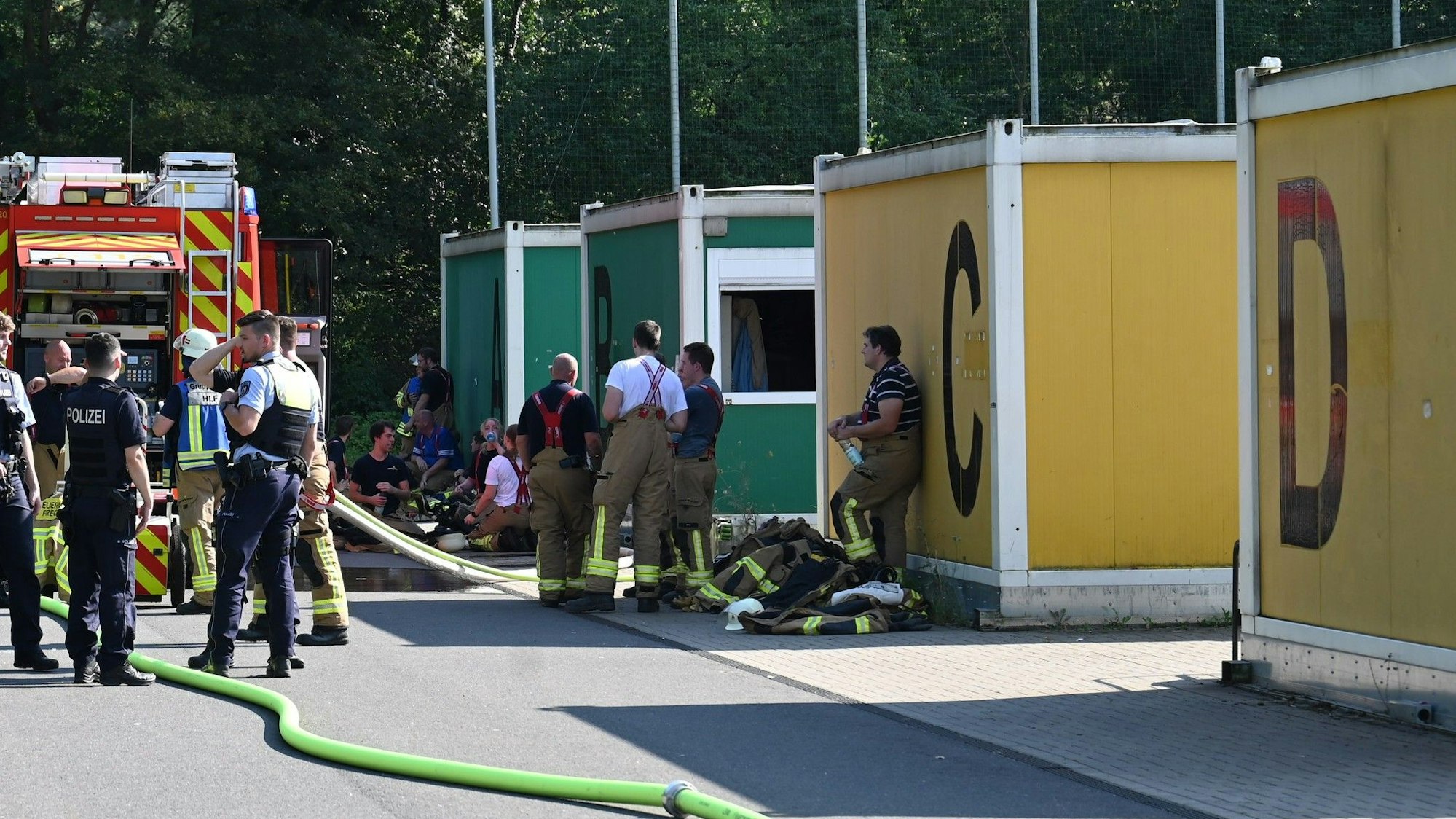 Das Bild zeigt mehrere Feuerwehrleute an der Einsatzstelle.