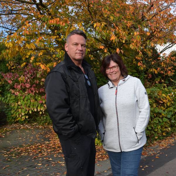 Nach einem Bürgerantrag von Christina Simon und Stefan Monreal an den Waldbröler Stadtrat wird in der Marktstadt die Dechant-Wolter-Straße umbenannt. Emmerich Wolter soll zu den katholischen Geistlichen gehören, die sich in Waldbröl an Kindern vergangen haben. Unser Foto zeigt die beiden an der besagten Straße.