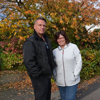 Nach einem Bürgerantrag von Christina Simon und Stefan Monreal an den Waldbröler Stadtrat wird in der Marktstadt die Dechant-Wolter-Straße umbenannt. Emmerich Wolter soll zu den katholischen Geistlichen gehören, die sich in Waldbröl an Kindern vergangen haben. Unser Foto zeigt die beiden an der besagten Straße.