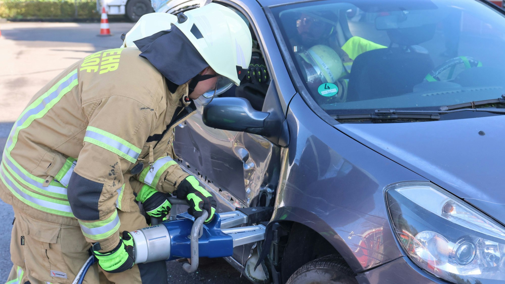 Grundausbildung Feuerwehr in Denklingen: Hier wird mit einem Hydraulikspreizer die Beifahrertür  eines Unfallautos geöffnet.