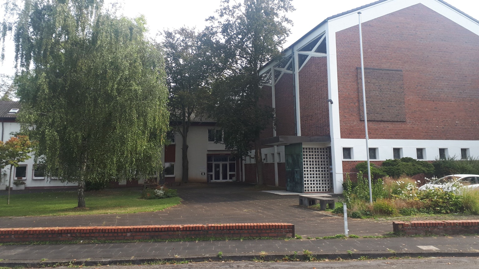 Zu sehen ist die Immanuelkirche und das benachbarte Gemeindehaus an der Paul-Humburg-Straße.