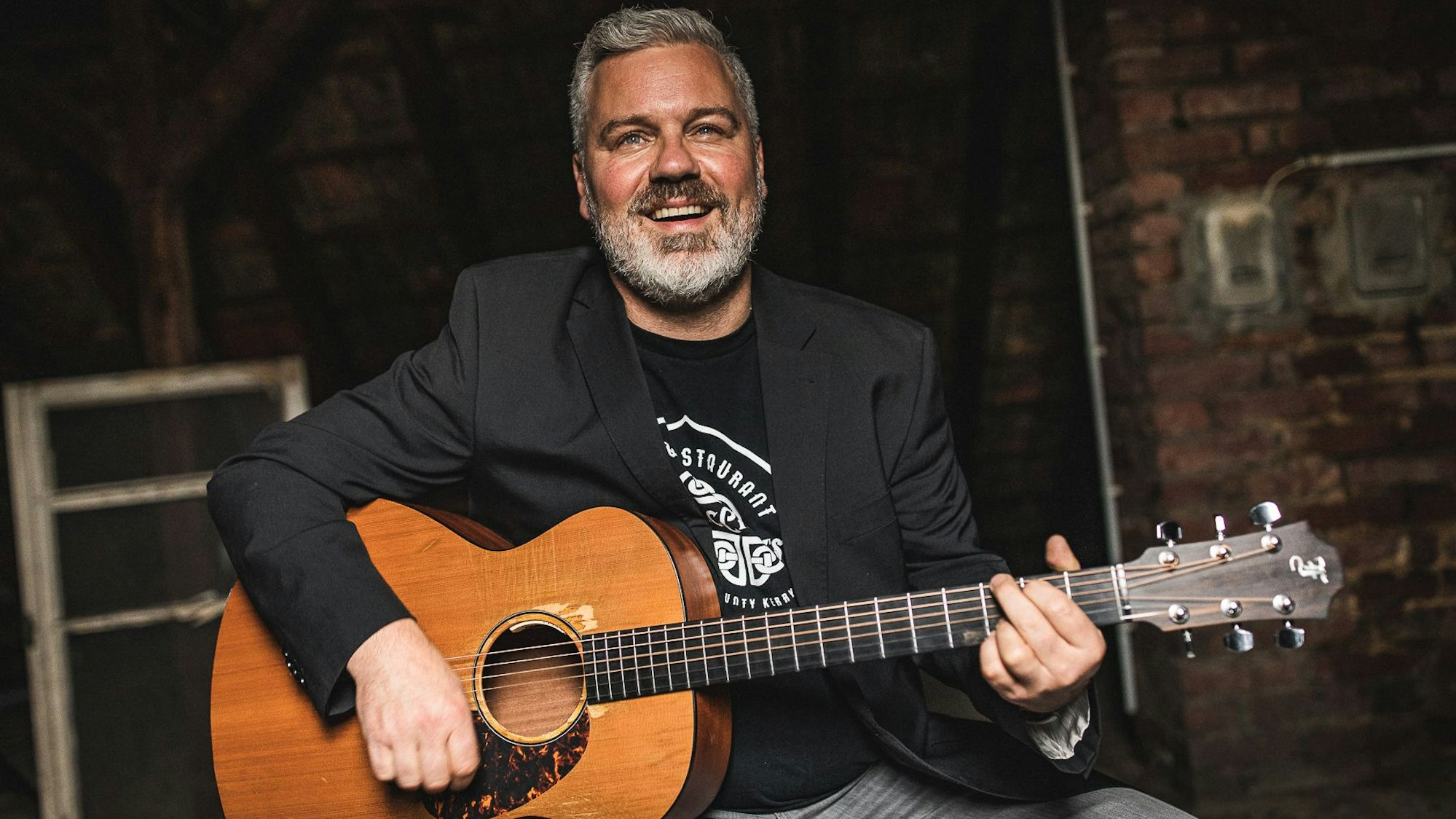 Mathias Nelles sorgt mit eigenen und Coversongs für Stimmung.