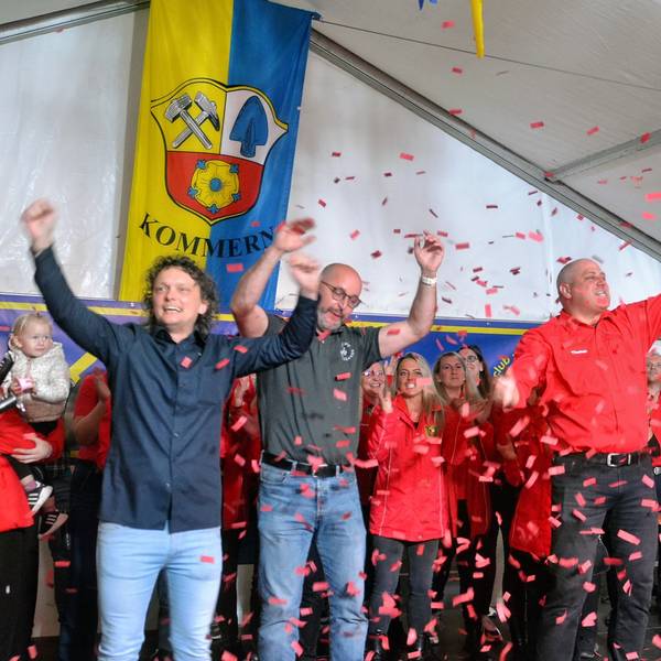Rote Papierschnitzel fliegen durchs Festzelt, als die künftigen Tollitäten der Kommerner Jecken sich mit erhobenen Armen vorstellten.