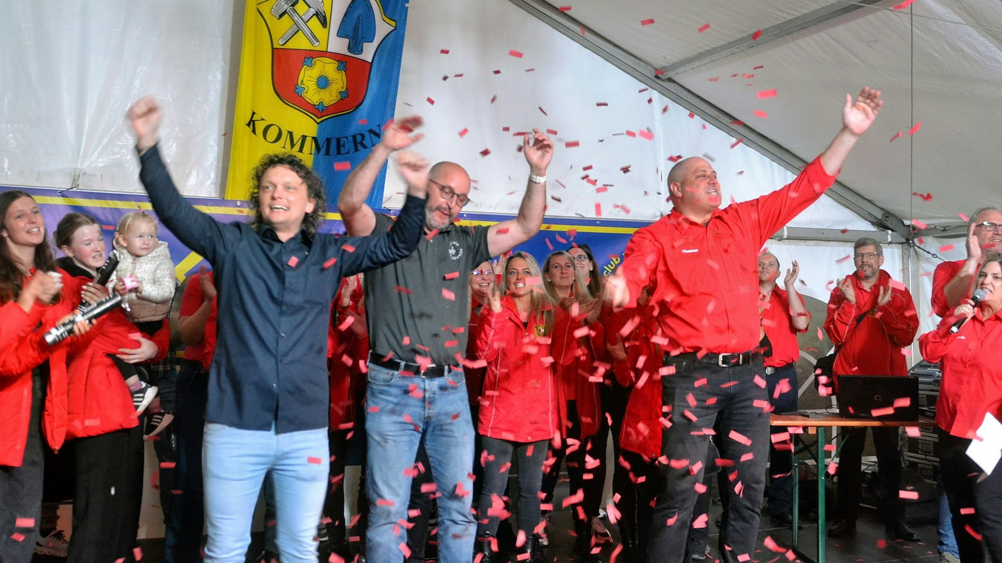Rote Papierschnitzel fliegen durchs Festzelt, als die künftigen Tollitäten der Kommerner Jecken sich mit erhobenen Armen vorstellten.
