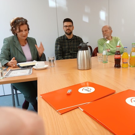 Zwei Männer und zwei Frauen an einem Tisch.