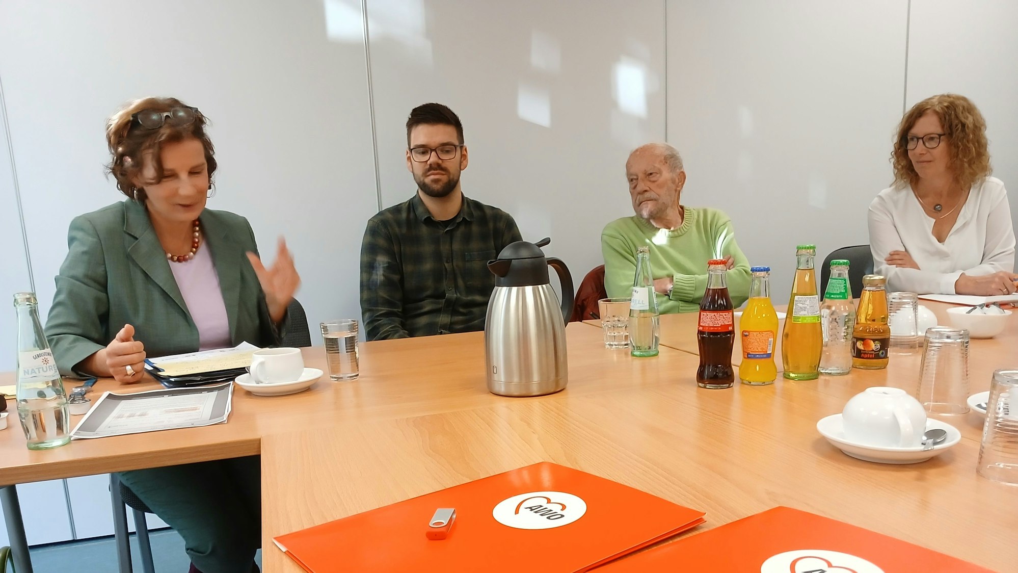 Zwei Männer und zwei Frauen an einem Tisch.