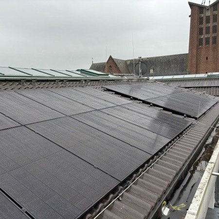 Solarkollektoren auf dem Dach des Burscheider Rathauses.