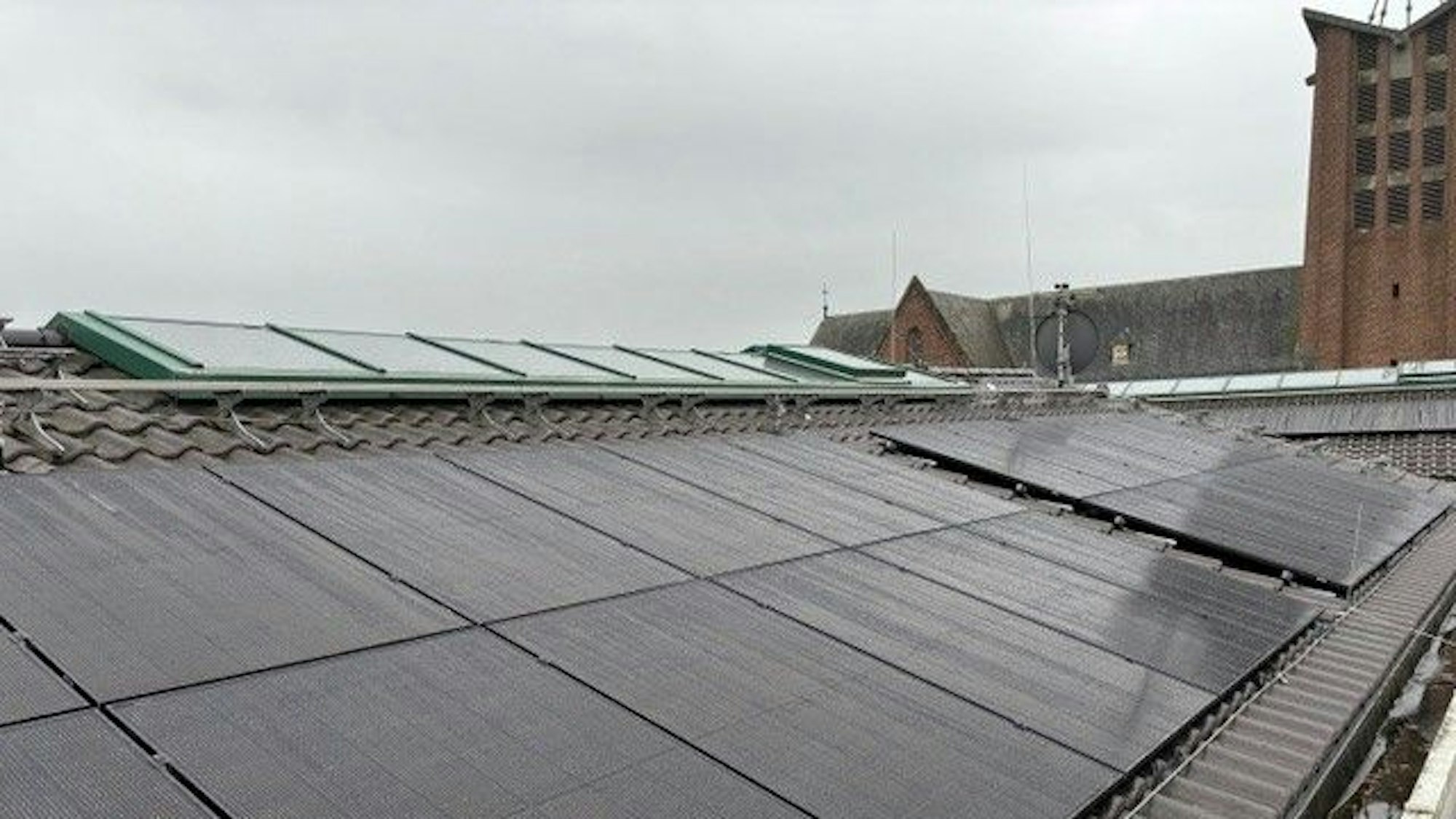 Solarkollektoren auf dem Dach des Burscheider Rathauses.