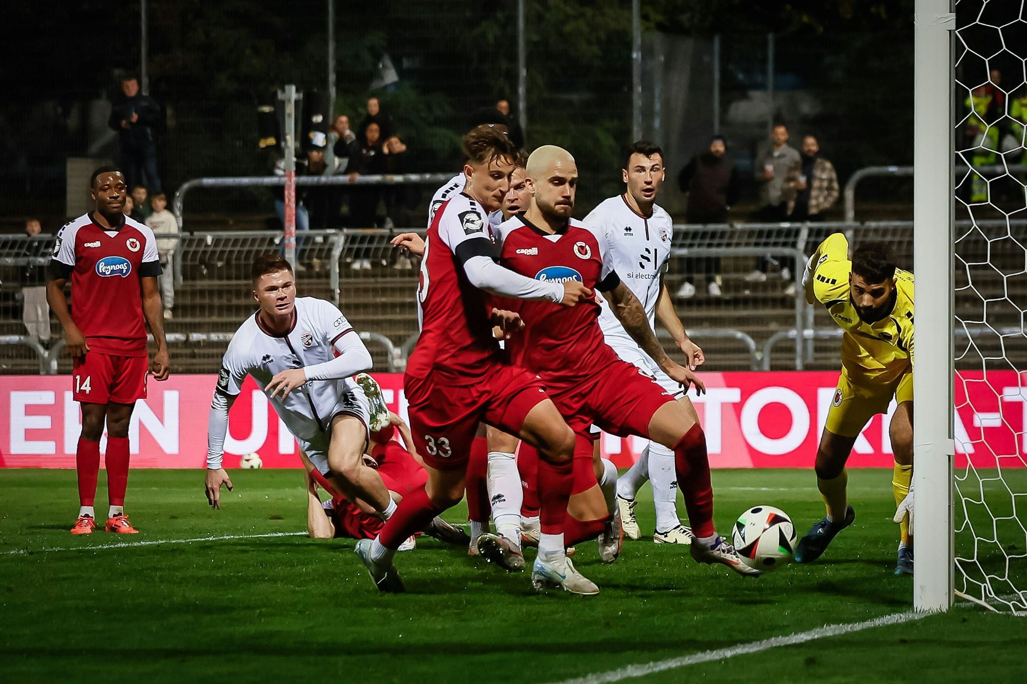 3. Liga: FC Viktoria Köln - FC Ingolstadt 04, 22.10.2024 Knapp vorbei: Lex-Tyger Lobinger FC Viktoria Köln, 9 und Jonah Sticker FC Viktoria Köln, 33  Köln, 22.10.2024, 11. Spieltag der 3. Fußball-Liga, FC Viktoria Köln - FC Ingolstadt 04 im Sportpark Hoehenberg in Köln. Die DFL-Bestimmungen verbieten die Verwendung von Fotografien als Bildsequenzen und / oder Quasi-Videos. *** 3 Liga FC Viktoria Köln FC Ingolstadt 04, 22 10 2024 Just past Lex Tyger Lobinger FC Viktoria Köln, 9 and Jonah Sticker FC Viktoria Köln, 33 Cologne, 22 10 2024, 11 Matchday of the 3 Football League, FC Viktoria Köln FC Ingolstadt 04 at Sportpark Hoehenberg in Cologne The DFL regulations prohibit the use of photographs as image sequences and or quasi videos Copyright: xBEAUTIFULxSPORTS/LeahxKohringx
