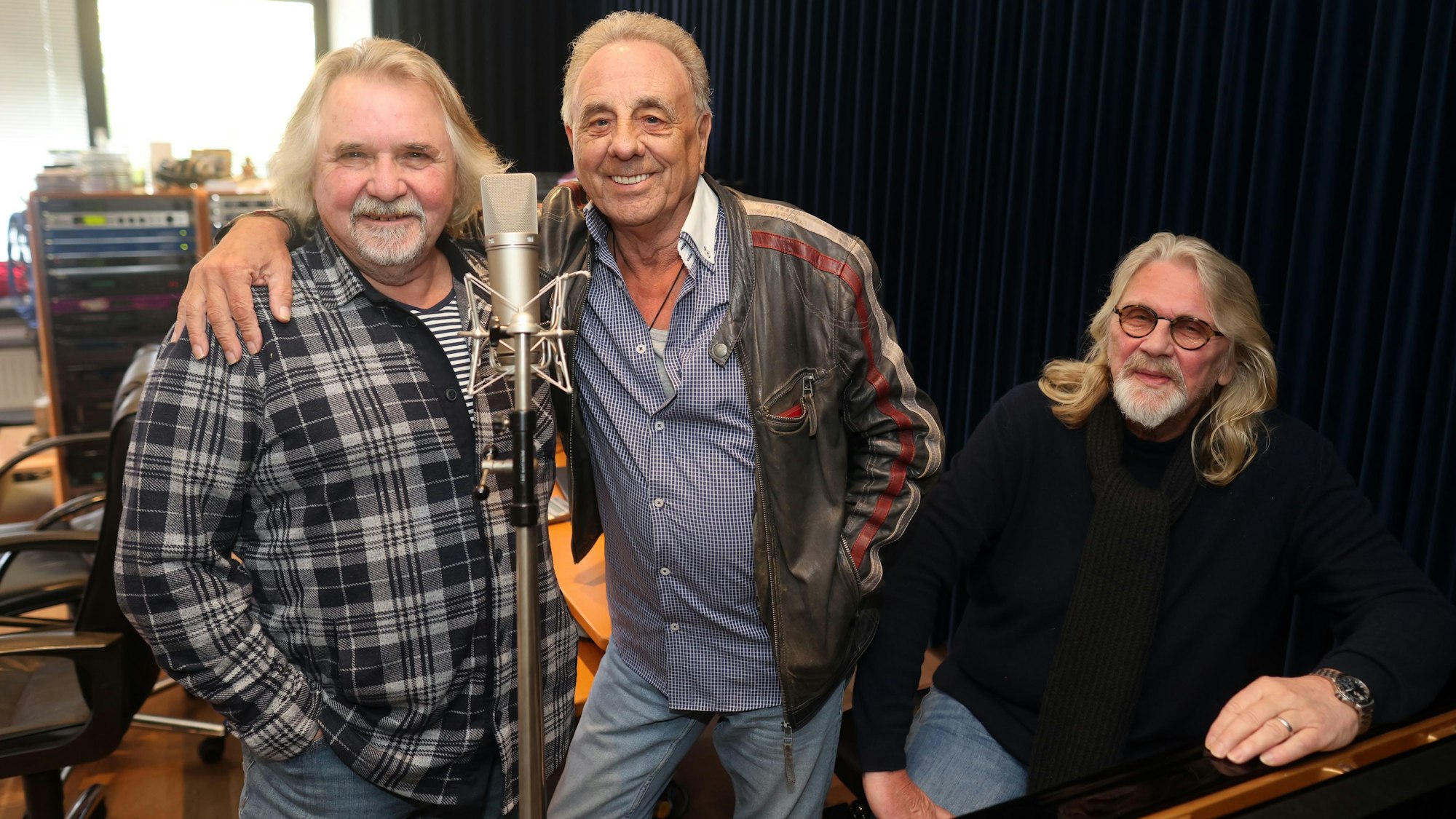 Freunde fürs Leben: Tommy Engel (l.) und Errry Stoklosa kennen und schätzen sich seit vielen Jahrzehnten. Jürgen Fritz (r.) gehört bei der Weihnachtsshow wieder zur Band des Musikers, der einst Frontmann der Bläck Fööss war.