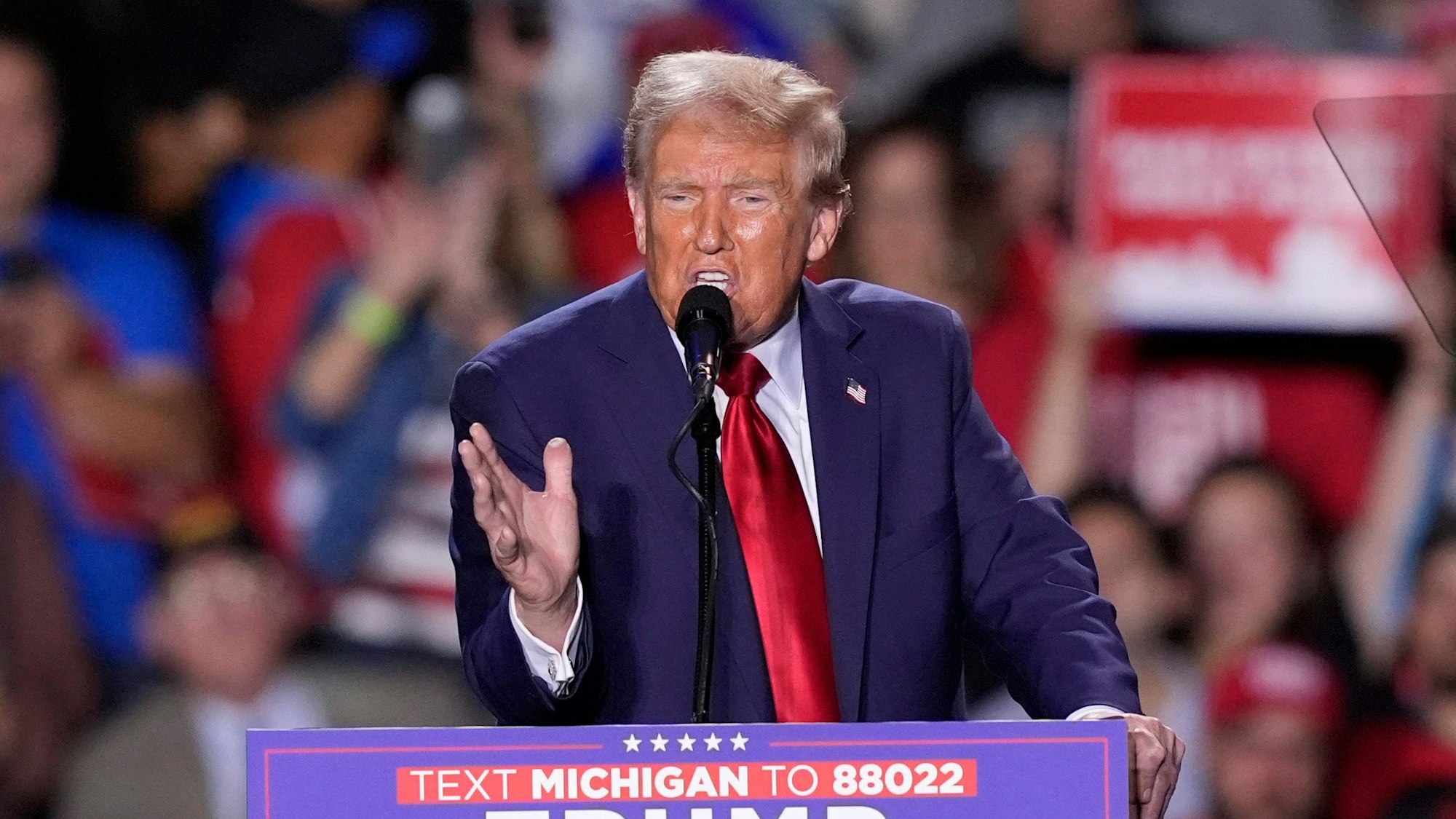 Donald Trumps Wahlkampfveranstaltung in Detroit war laut US-Medien weniger gut besucht, als die der Demokraten ein paar Tage später.