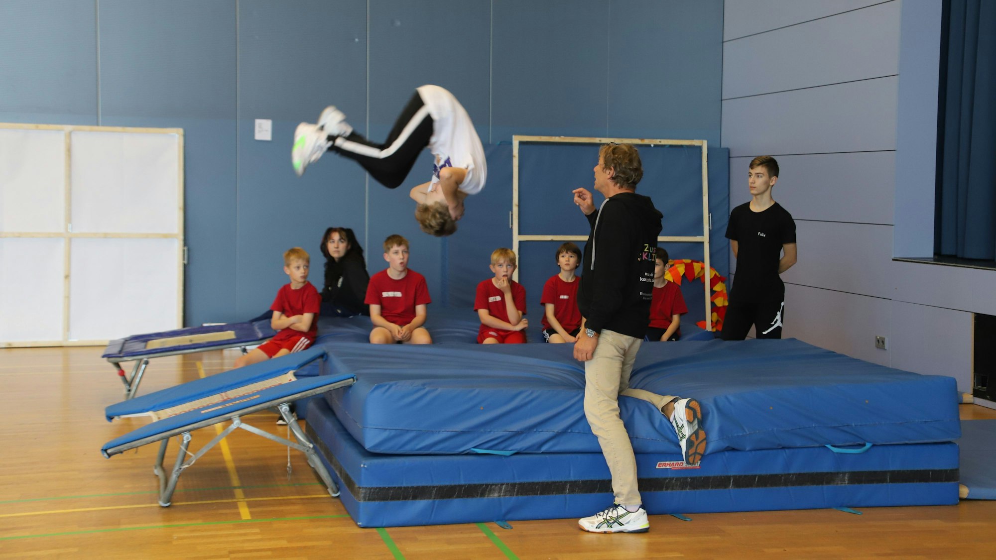 Ein Junge versucht einen Salto..