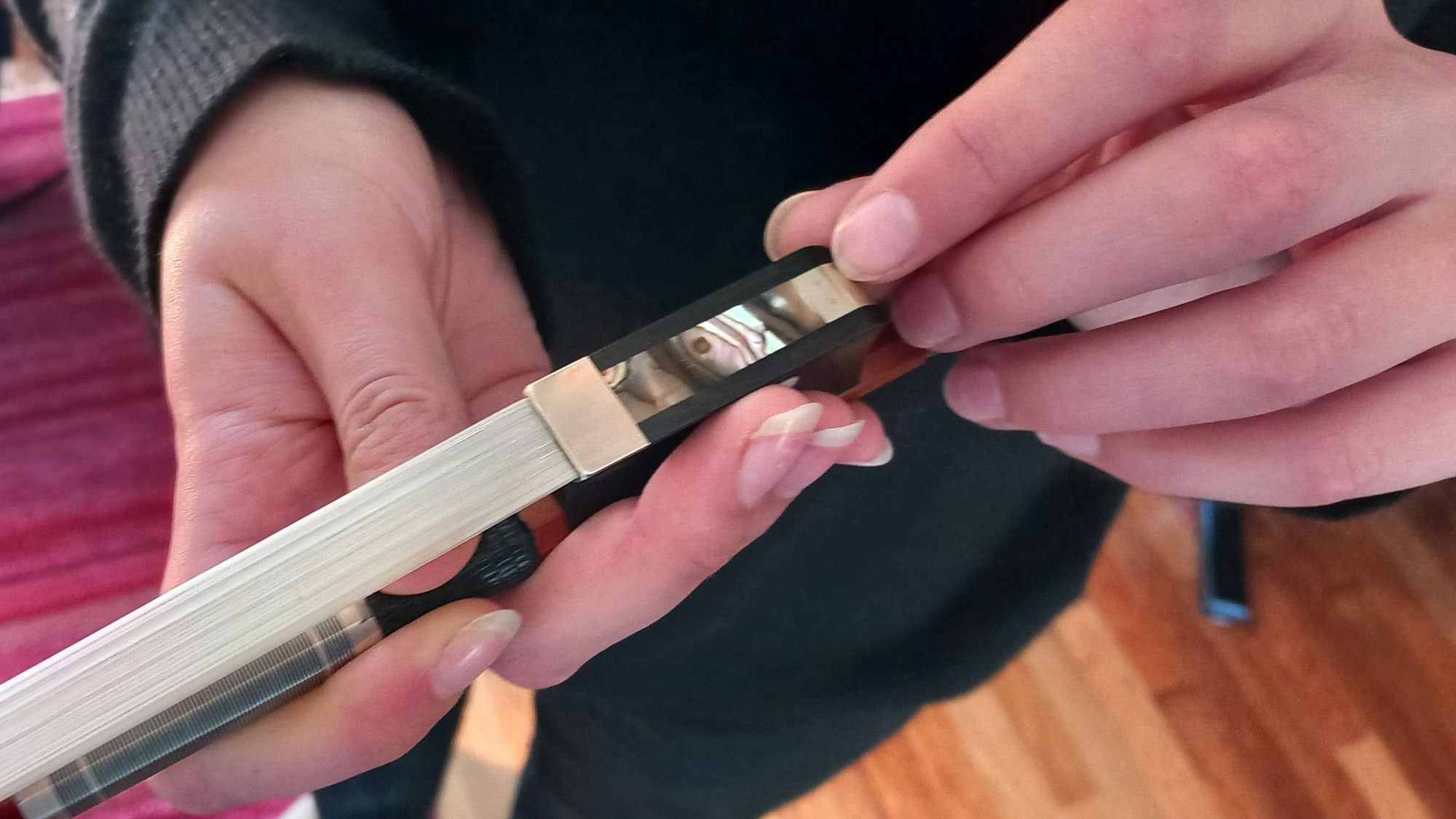 Sophia Thomas an ihrem Bogen mit Perlmutt-Intarsien, ihr Fingernägel sind im Urlaub zu sehr gewachsen.