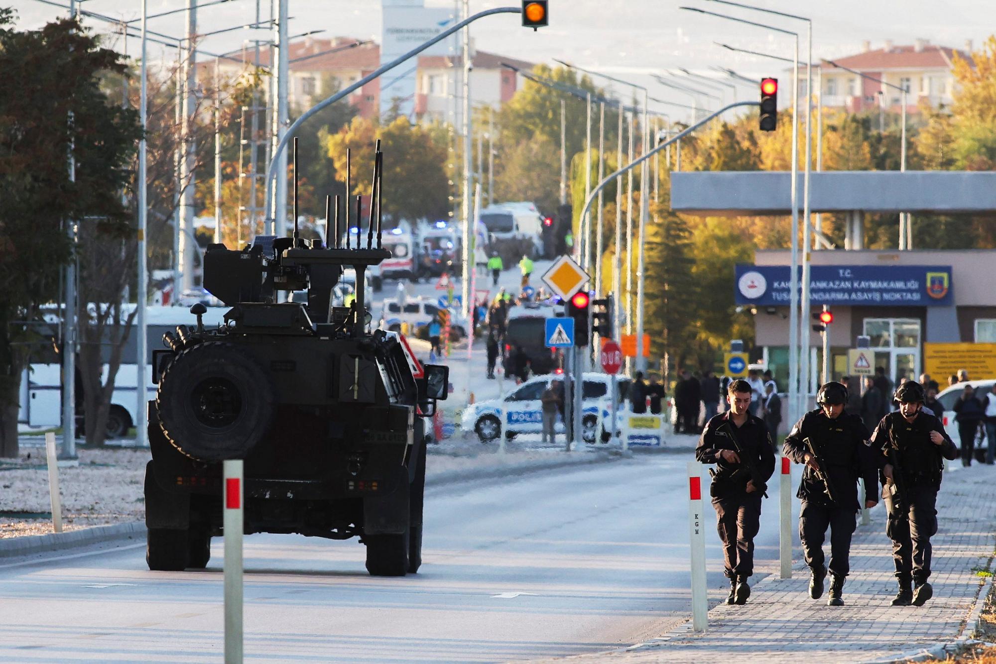 Polizeibeamte sind vor dem Unternehmensgelände der Türkischen Luft- und Raumfahrt am Stadtrand der türkischen Hauptstadt im Einsatz.
