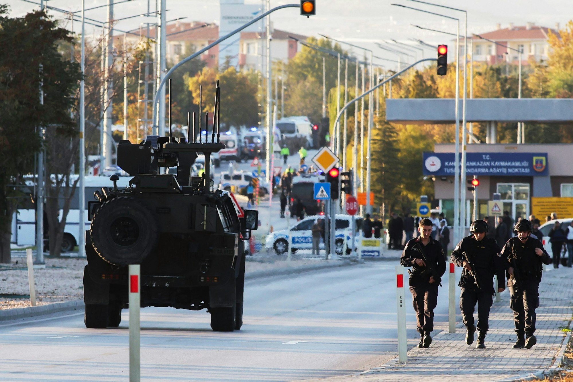 Polizeibeamte sind vor dem Unternehmensgelände der Türkischen Luft- und Raumfahrt am Stadtrand der türkischen Hauptstadt im Einsatz.