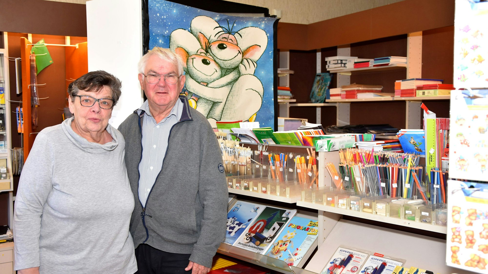 Das Paar posiert in ihrem Schreibwarenladen, wo es allerlei Hefte, Stifte und Papier zu kaufen gibt.