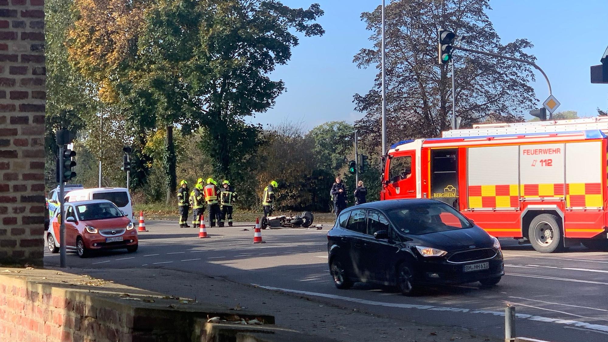 Auf dem Bild ist die Unfallstelle zu sehen, die Feuerwehr ist ausgerückt.
