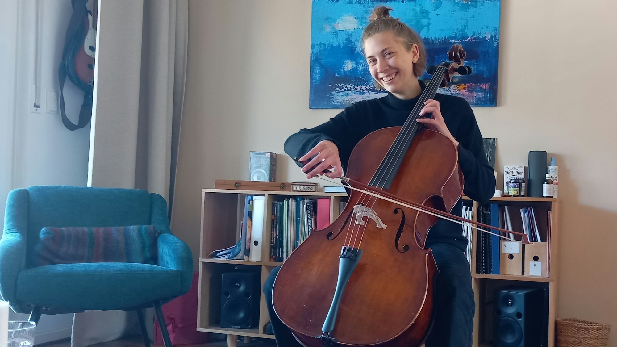 Sophia Thomas übt zu Hause im Wohnzimmer in Niederbachem auf dem Cello für das Anton-Raaff-Konzert.