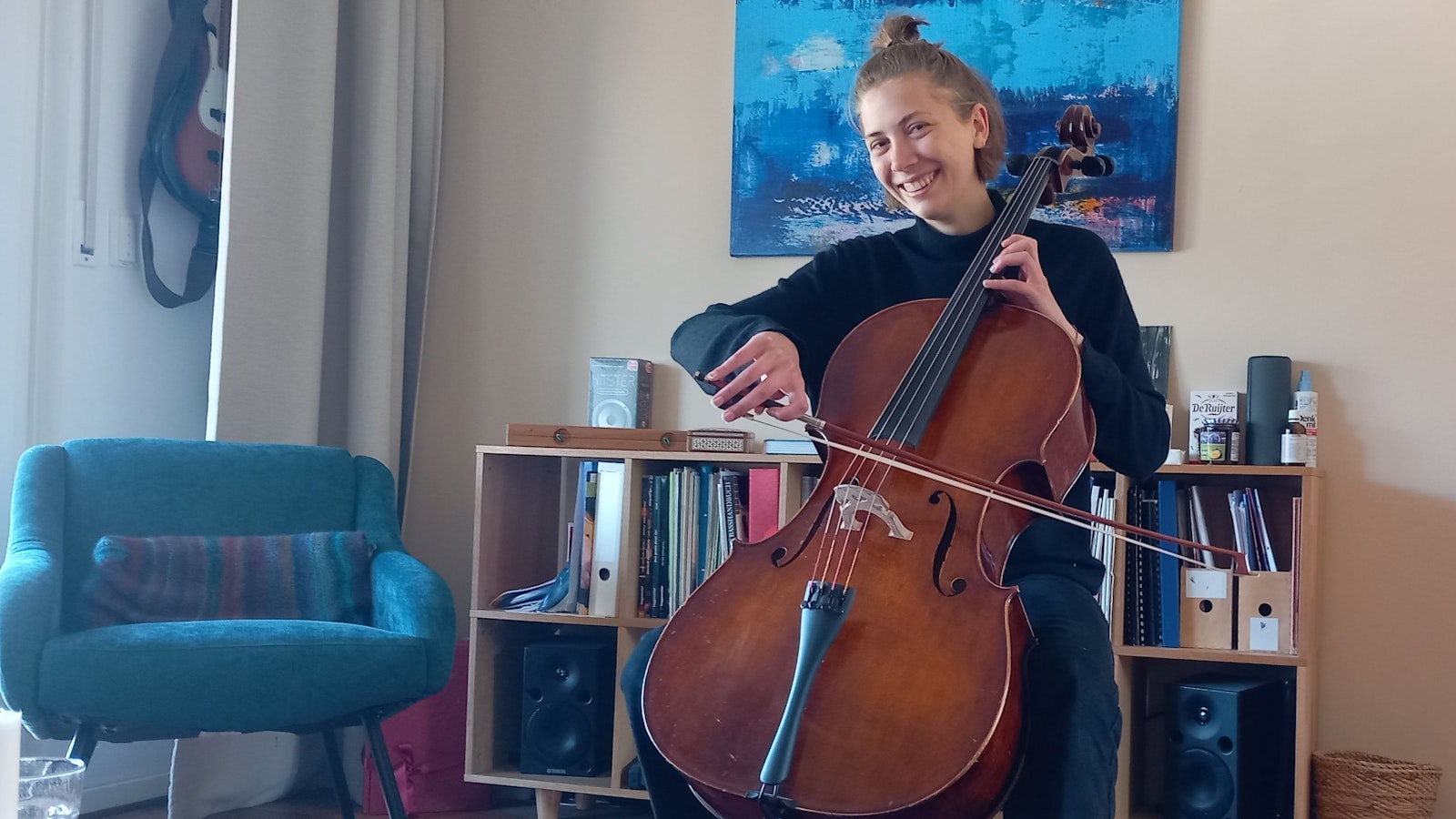 Sophia Thomas übt zu Hause im Wohnzimmer in Niederbachem auf dem Cello für das Anton-Raaff-Konzert.
