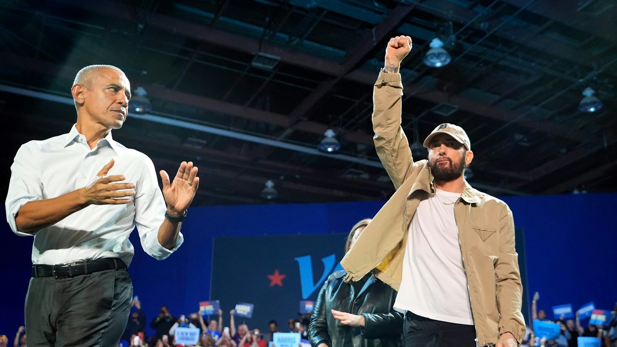 Rapper Eminem (r) begrüßt die Menge bei einer Wahlkampfveranstaltung zur Unterstützung der US-Vizepräsidentin und demokratischen Präsidentschaftskandidatin Kamala Harris.