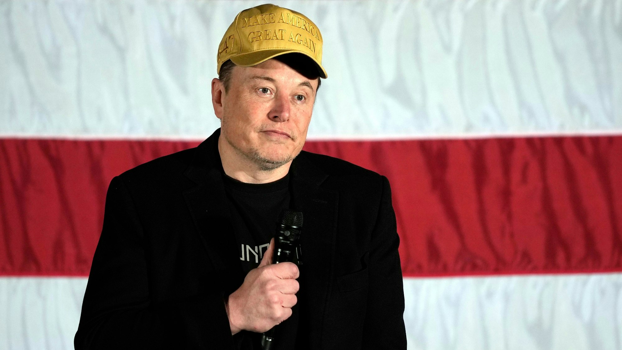 Elon Musk spricht im Rahmen einer Wahlkampfveranstaltung zur Unterstützung des ehemaligen US-Präsidenten Trump. (Archivbild)