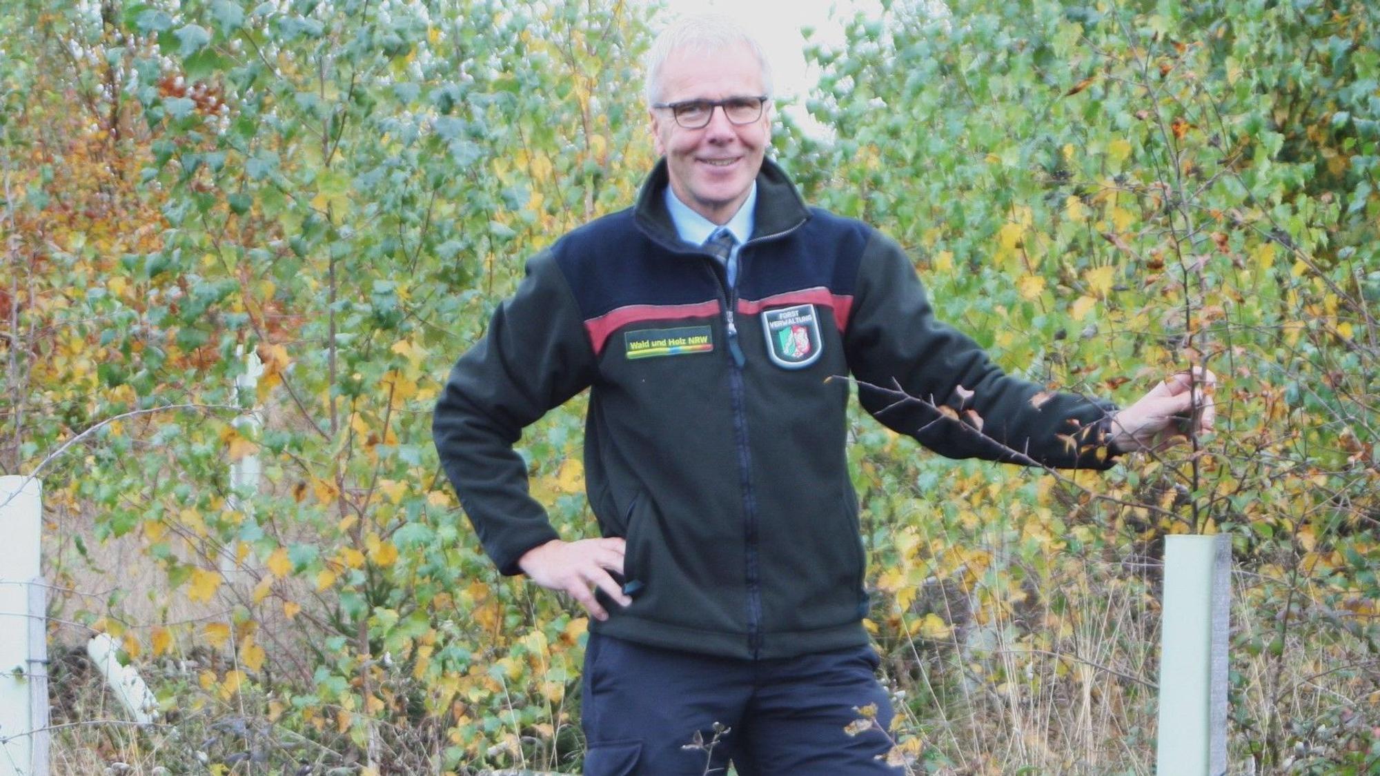 Sah sich auch stets die Wald-Sanierung vor Ort an: Stephan Schütte neben neu gepflanzten Wildobstbäumen.