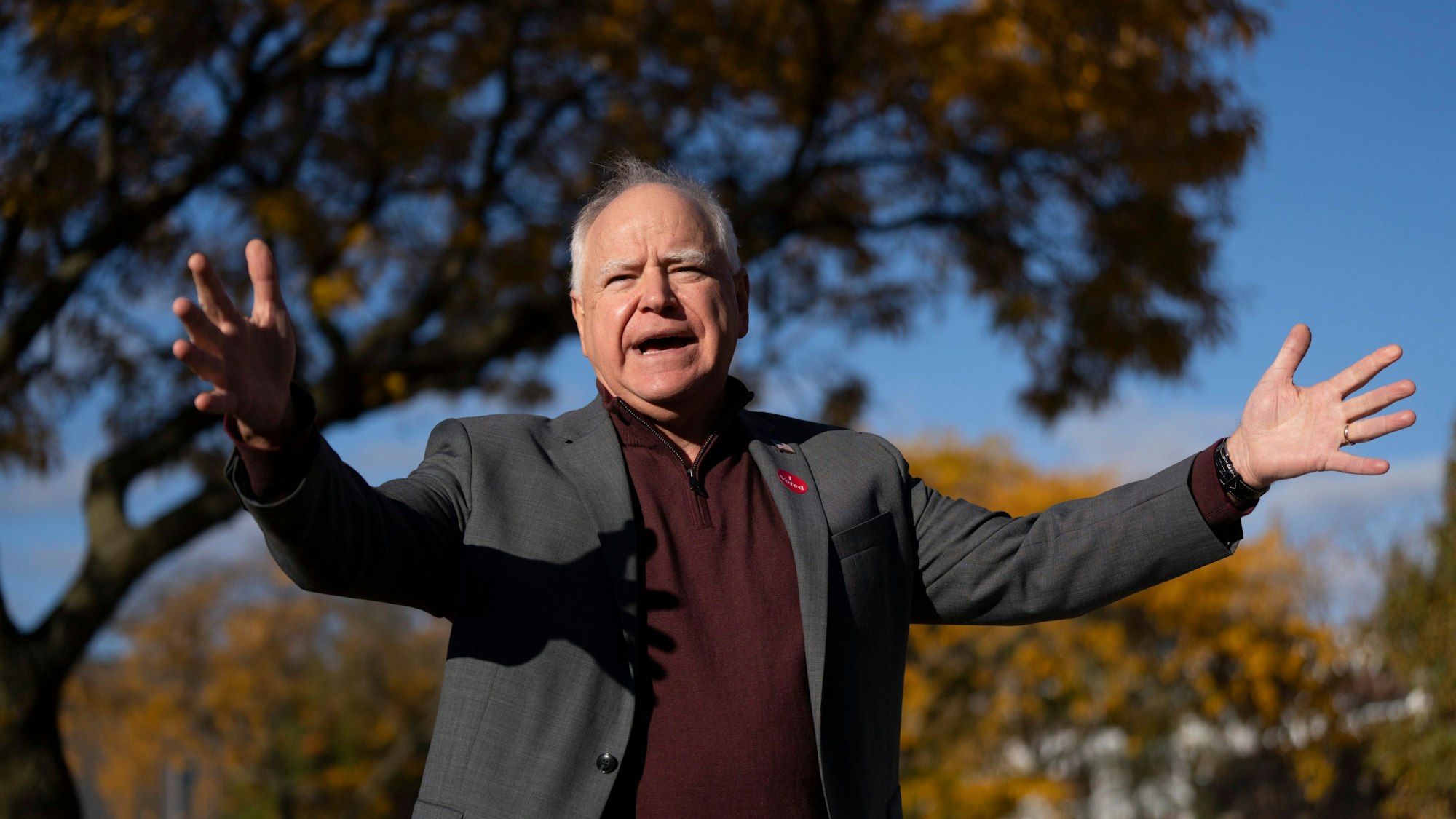 Der demokratische Vizepräsidentschaftskandidat Tim Walz aus Minnesota wird in einem Video, das in den sozialen Medien kursiert, beschuldigt. Doch die Vorwürfe sind frei erfunden.