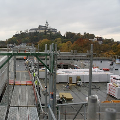 Arbeiten auf dem Dach eines großen Neubaus