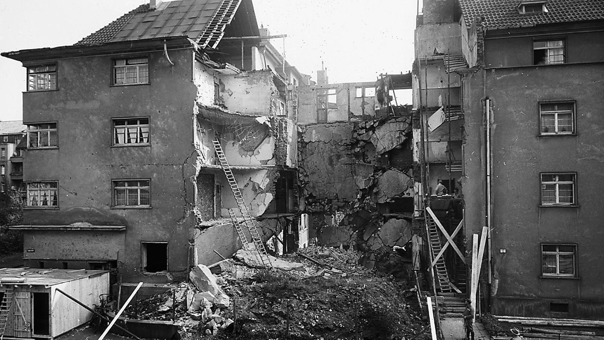 Zu sehen sind vom Krieg stark beschädigte Häuser in der Wittekindstraße in Köln-Sülz, auf einer Aufnahme von 1945.