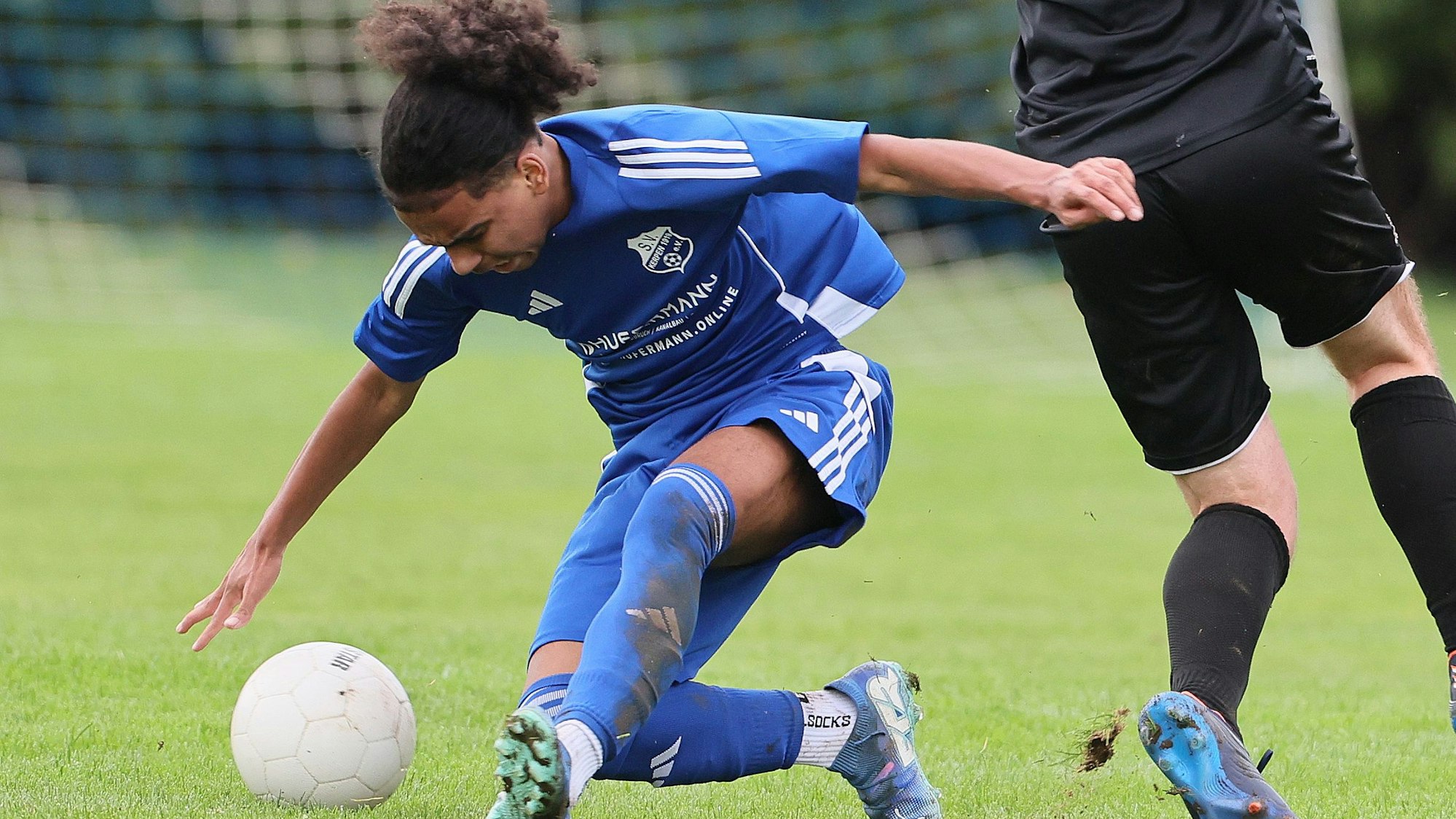 Das Foto zeigt einen Fußballspieler bei der Ballannahme