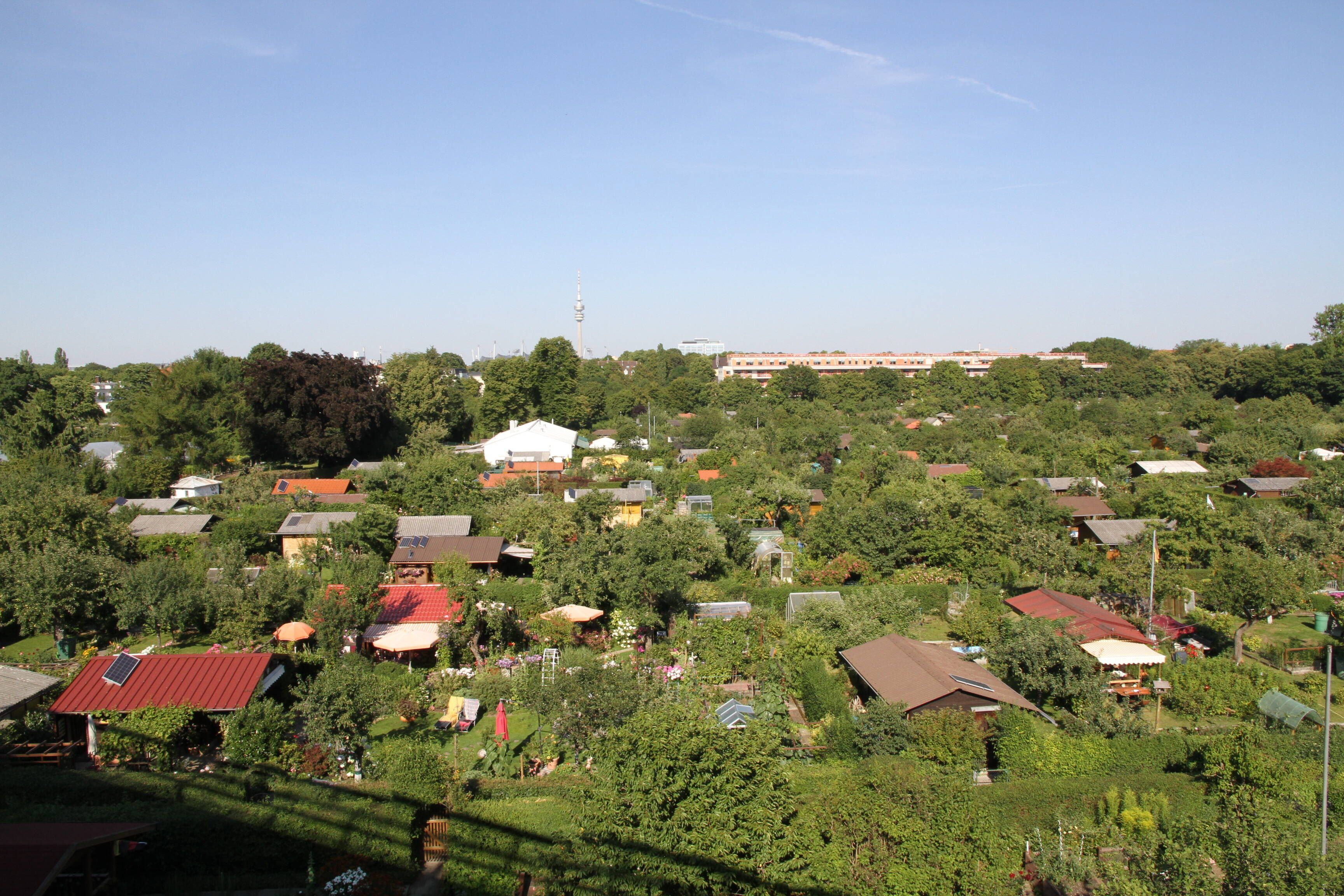 Gartenlauben einer Schrebergartenkolonie von oben.