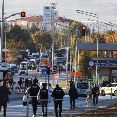 Einsatzkräfte nach dem Anschlag auf das Rüstungsunternehmen in Ankara am Mittwoch, 23. Oktober.