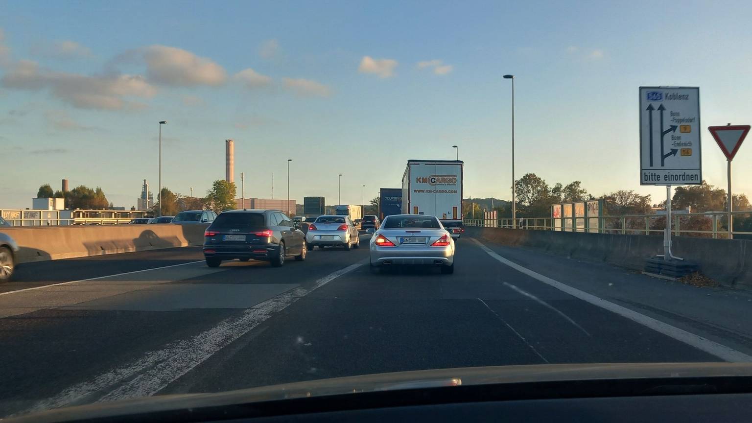 Pendlerverkehr auf der Autobahn an der Auffahrt Bonn-Tannenbusch