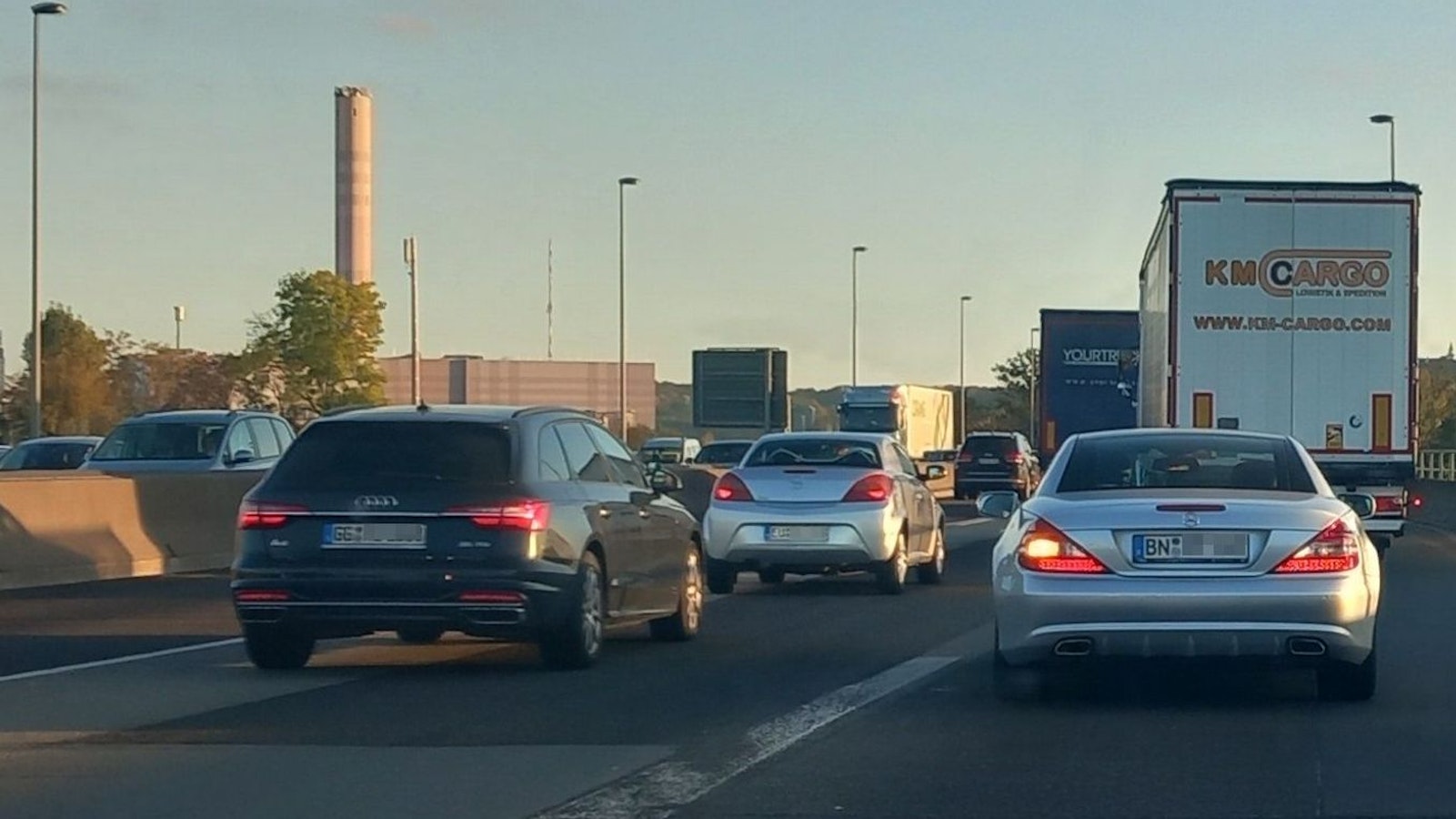 Pendlerverkehr auf der Autobahn an der Auffahrt Bonn-Tannenbusch