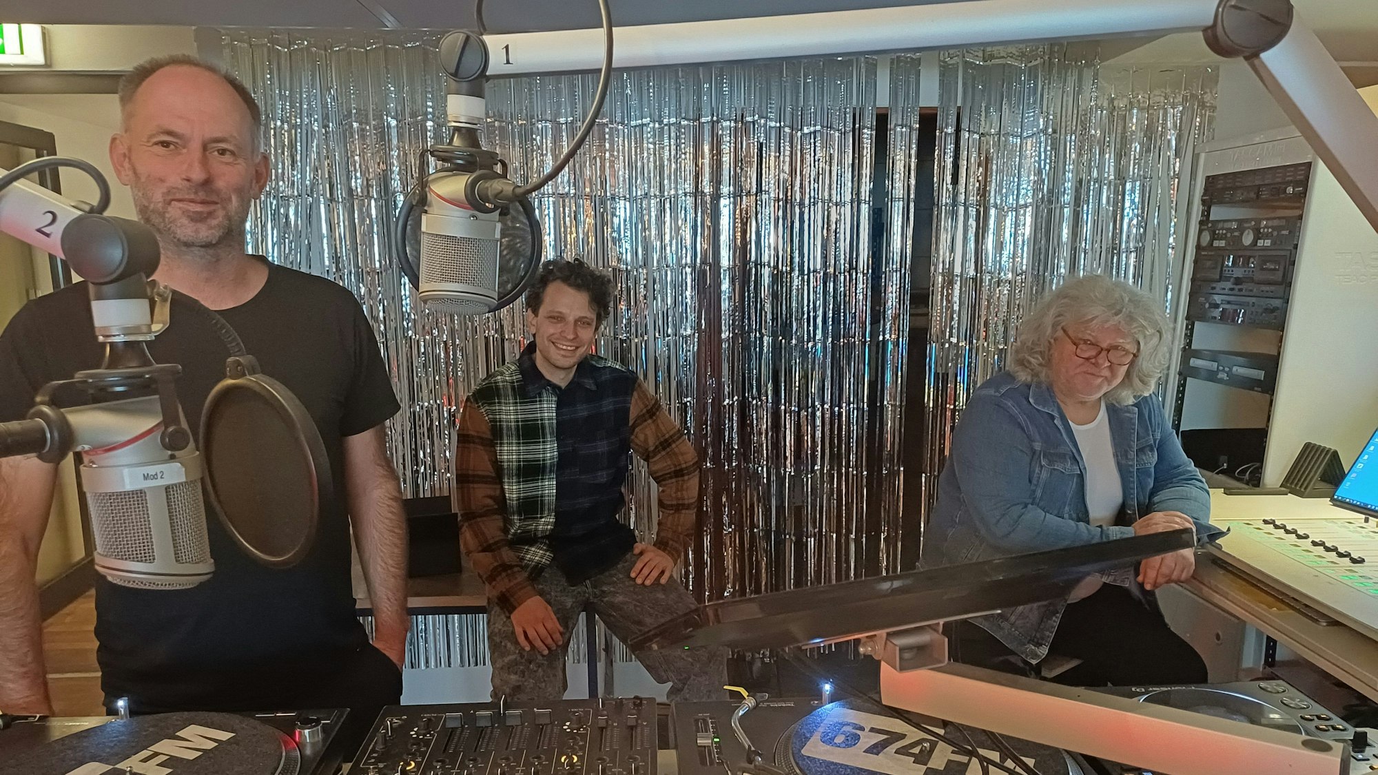 In den Studios von 674FM : Thomas Rhein (v.l.), Krzysztof Honowski und Karl-Heinz Müller bei der Arbeit