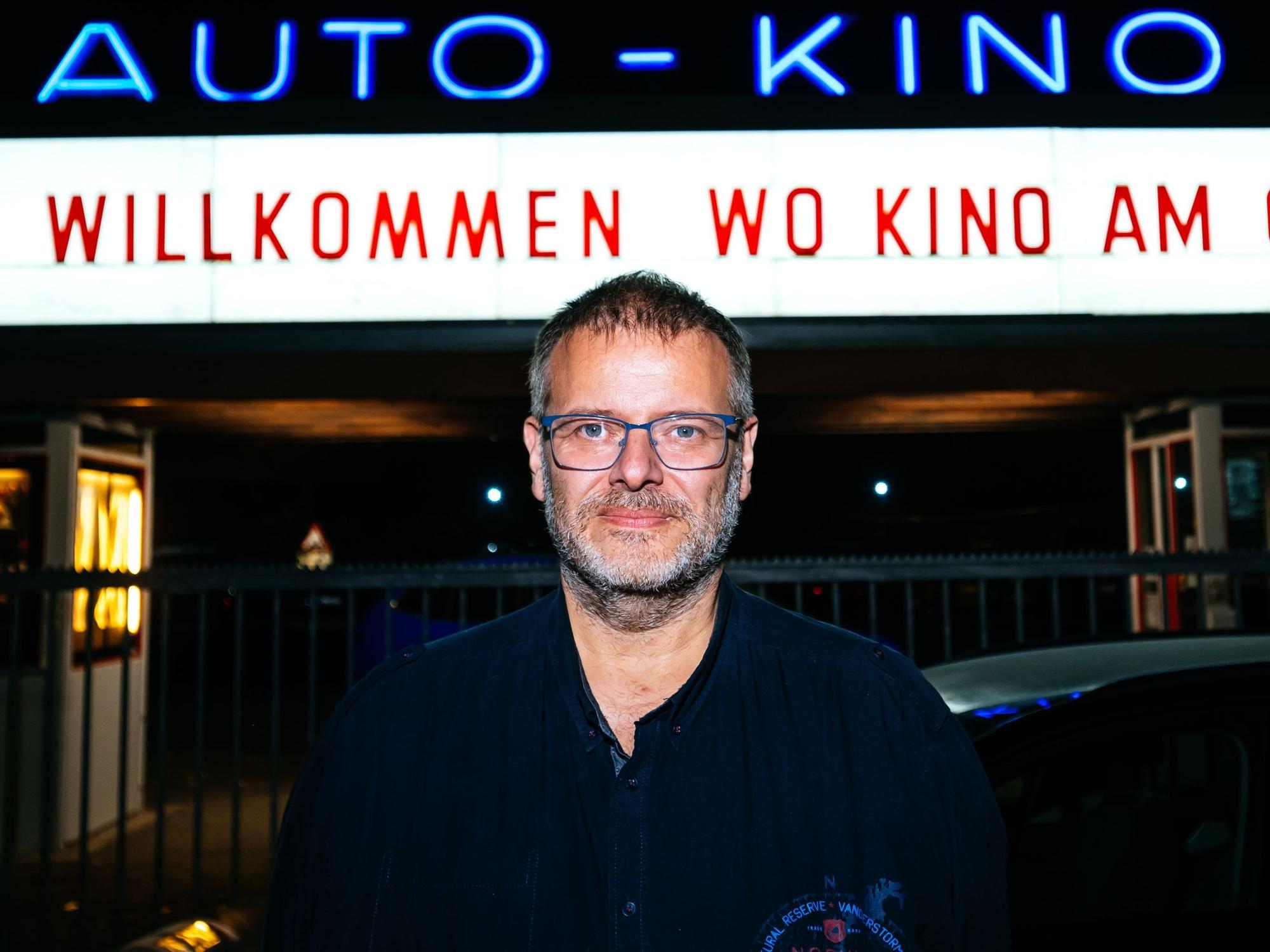 Theaterleiter Thorsten Schiers vor der Einfahrt des Autokinos
