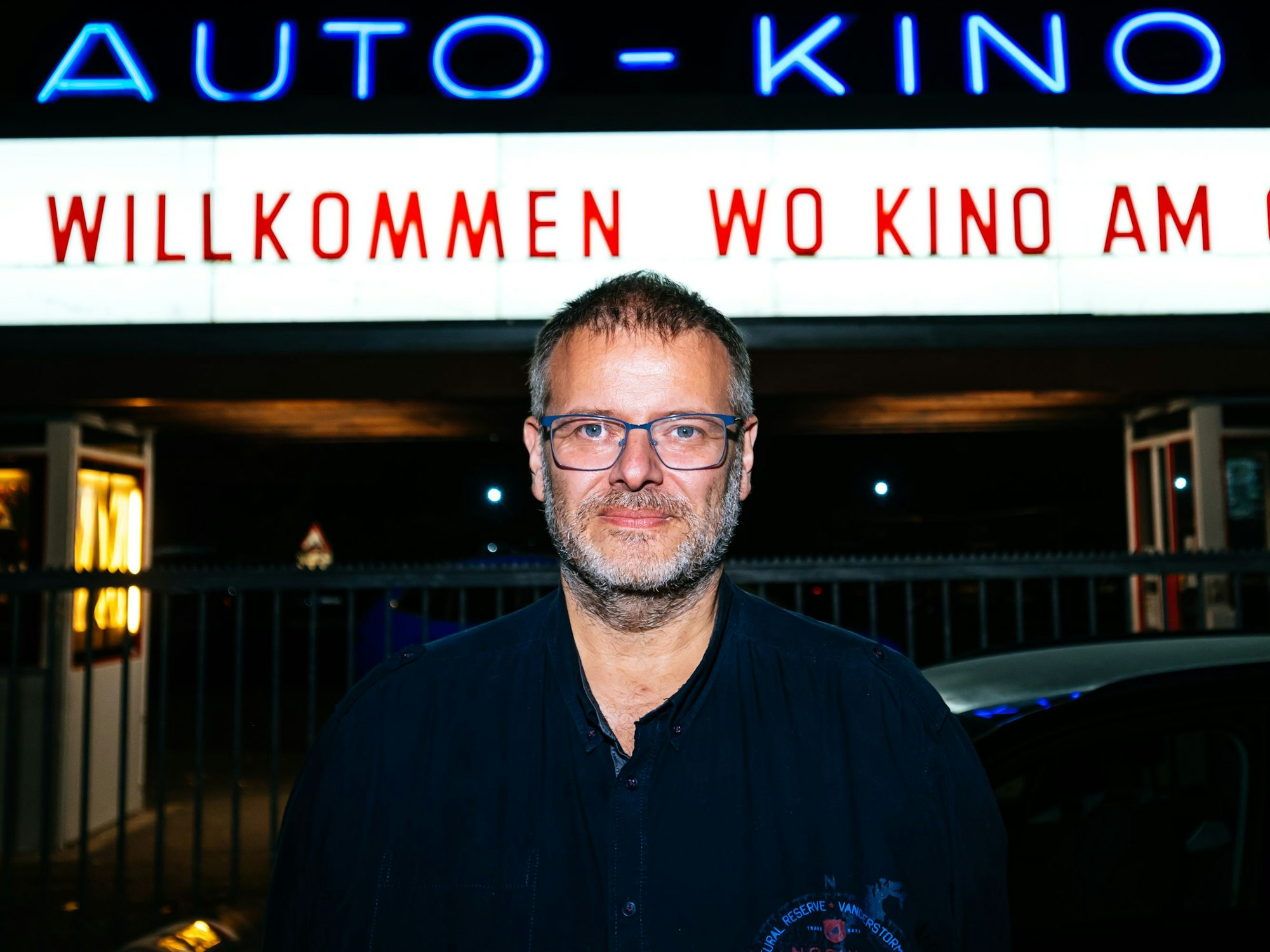 Theaterleiter Thorsten Schiers vor der Einfahrt des Autokinos