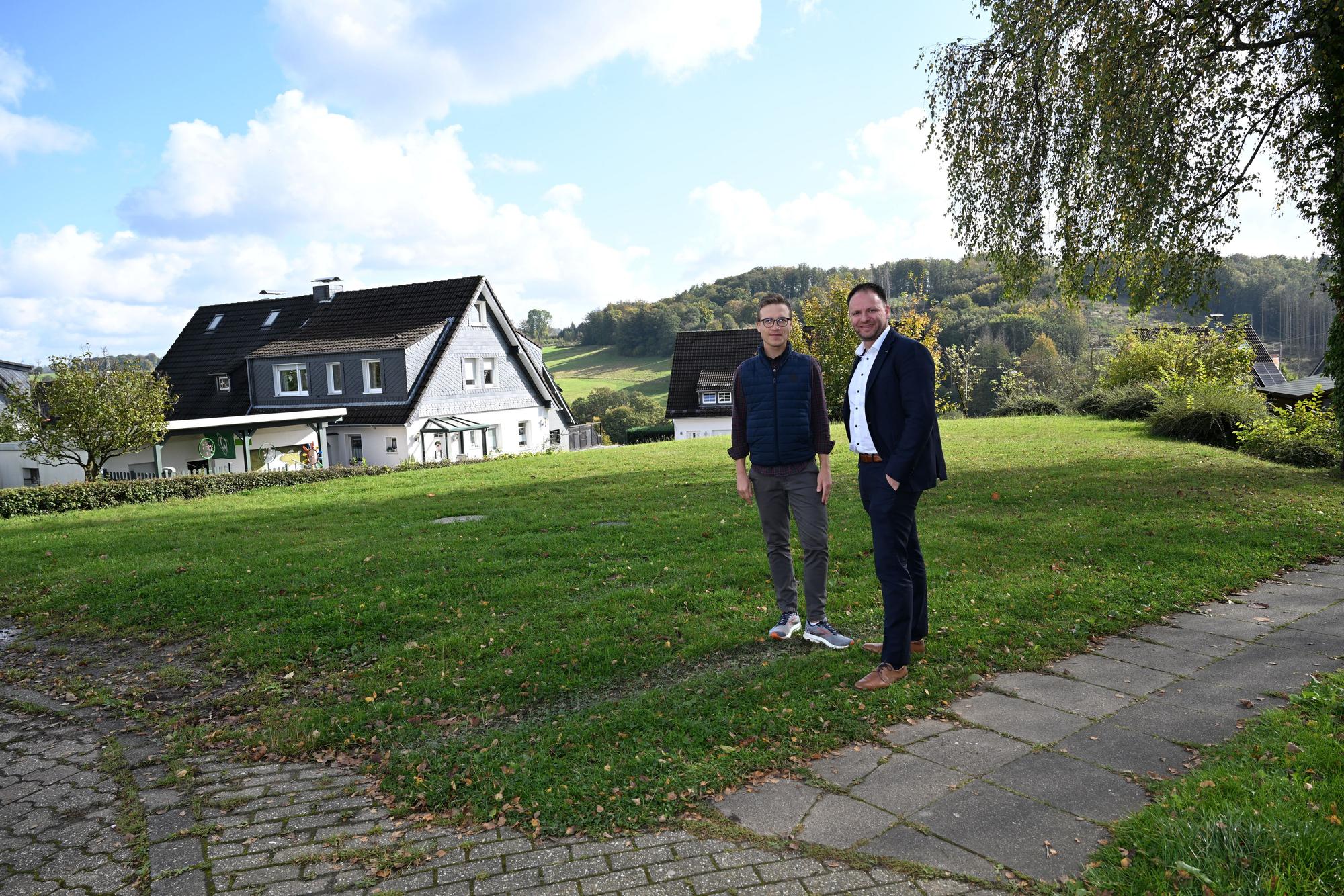Torben Sauermann und Stefan Rappenhöner stehen auf einer Wiese, die künftig bei Festen genutzt werden kann.