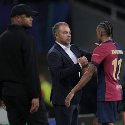Barca-Trainer Hansi Flick gratuliert dem dreifachen Torschützen Raphinha bei dessen Auswechslung. Der FC Barcelona hat 4:1 gegen den FC Bayern München gewonnen.