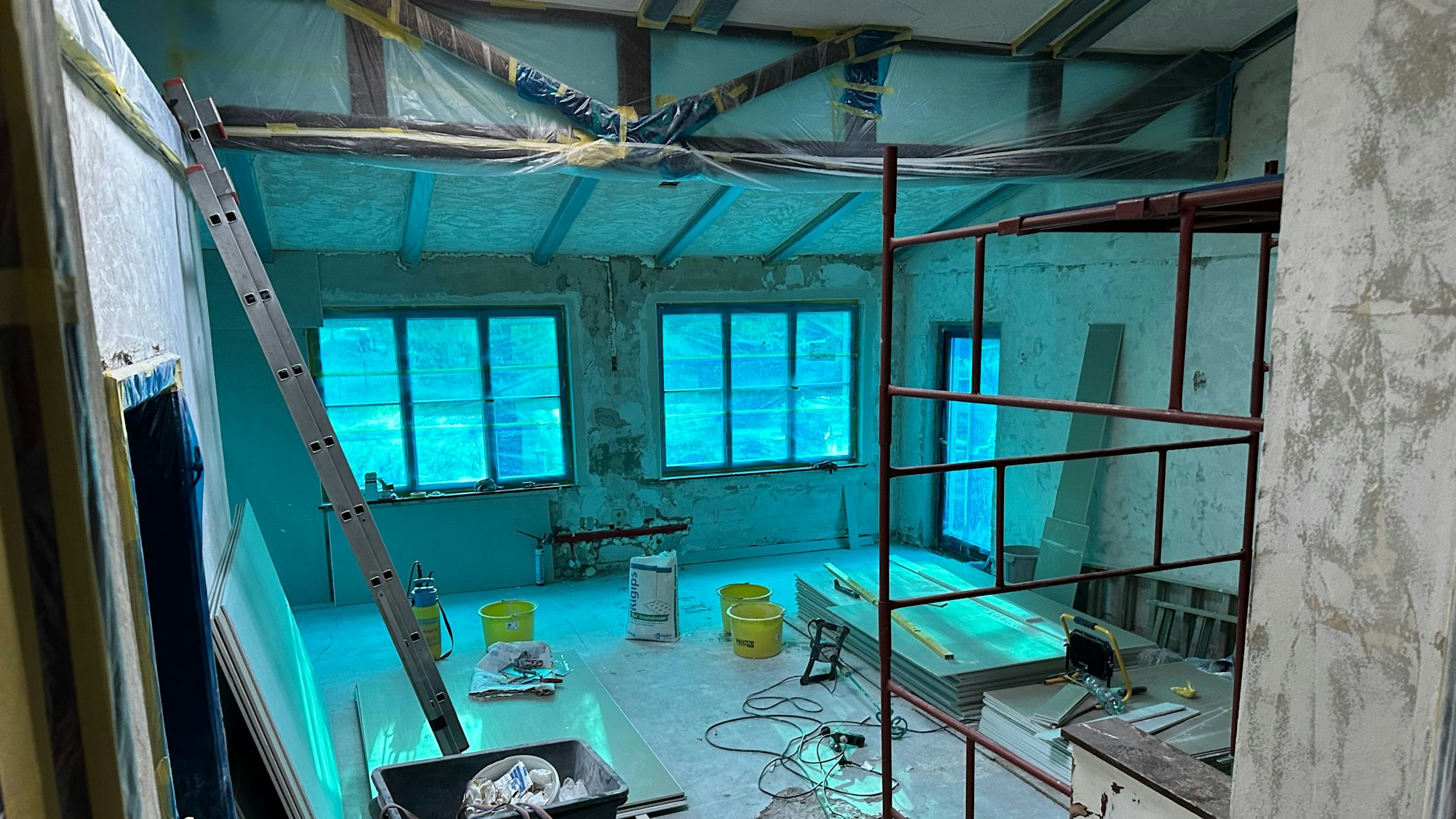 Das Forsthaus Telegraph wird komplett renoviert. Bretter und Leitern stehen überall im Raum herum.