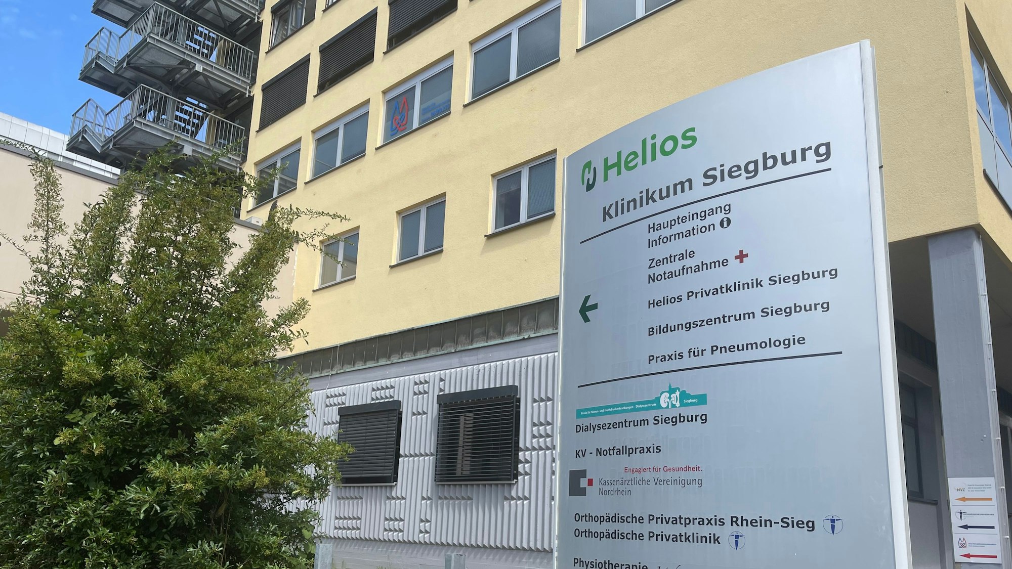 Eingang zu einem Klinikum.