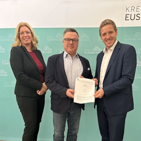 Das Bild zeigt die Julia Baron, Michael Krämer und Markus Ramers, wie sie den unterschriebenen Vertrag präsentieren.