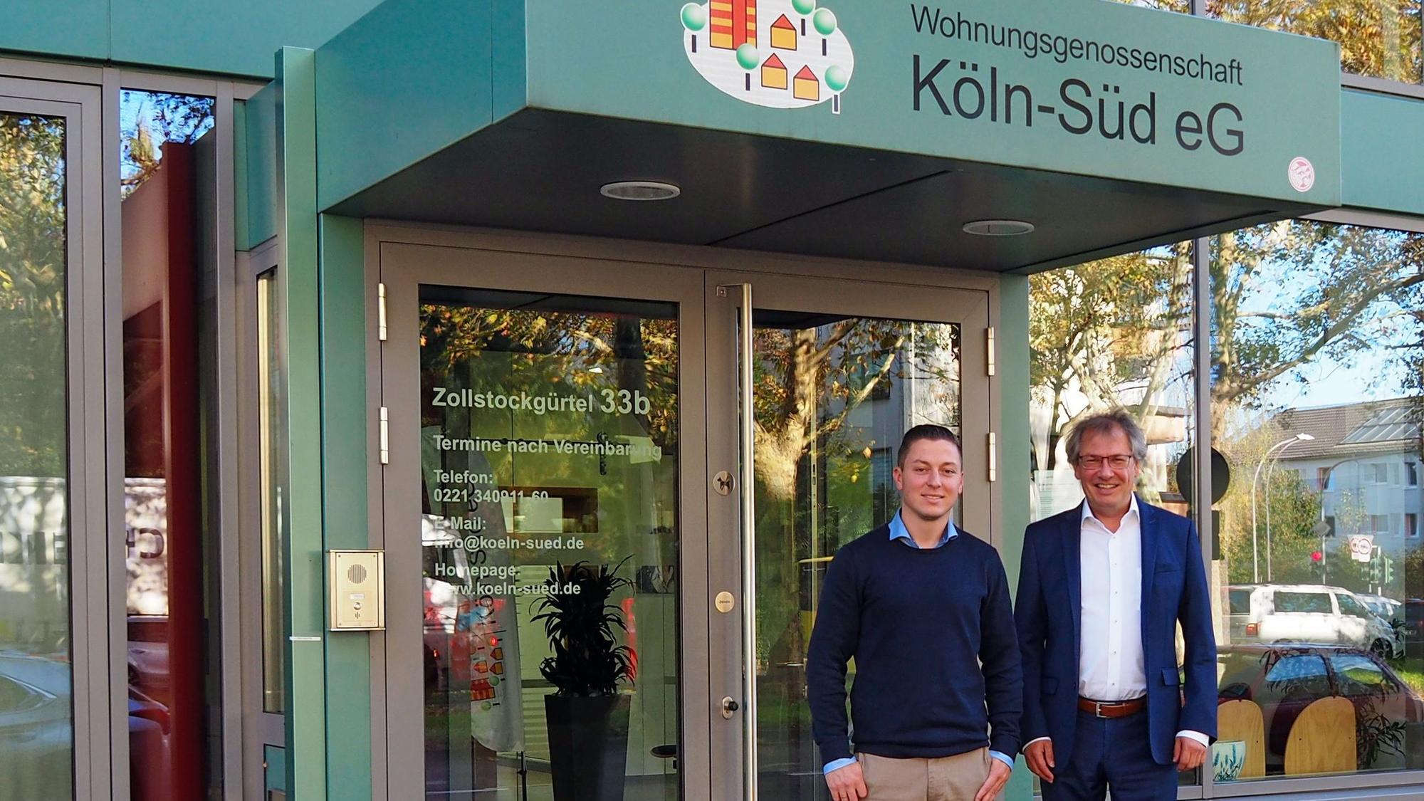 Der Vorstand René Oelschläger und Stefan Hofius stehen vor der Geschäftsstelle der Wohngenossenschaft Köln-Süd am Zollstockgürtel 33b.