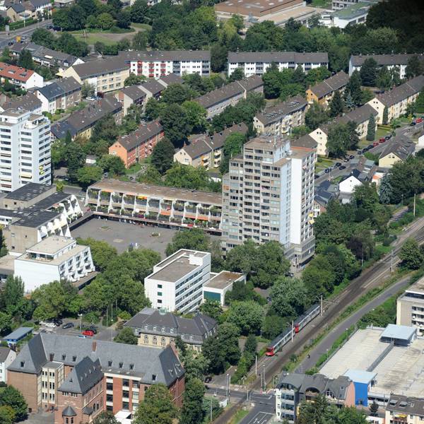 Das Bild zeigt einen Platz in einer Stadt von oben.