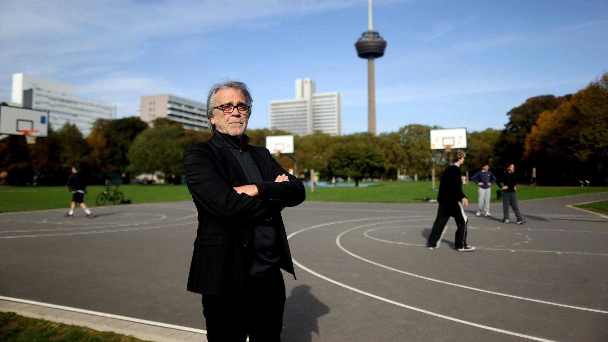 Peter Pfeifer am Basketballfeld im Grüngürtel
