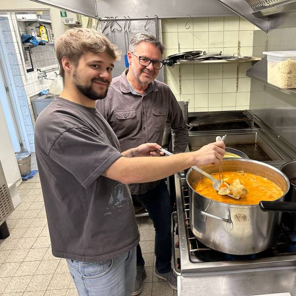 Das Fosthaus Telegraph wird renoviert, Thomas Pilger (r.) und Sohn Julian in der Küche. Sie kochen gerade eine Kürbissuppe mit Cocos.