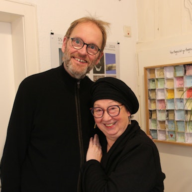 Eine Frau und ein Mann lächeln in die Kamera.