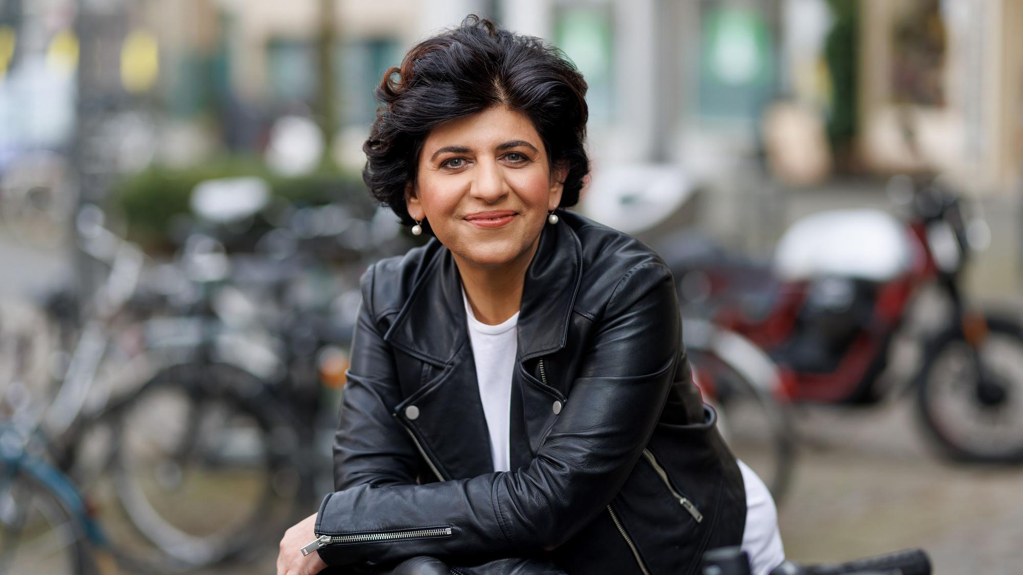 Die Kölner Landtagsabgeordnete Berivan Aymaz (Grüne) auf einem Wahlkampffoto von 2022.