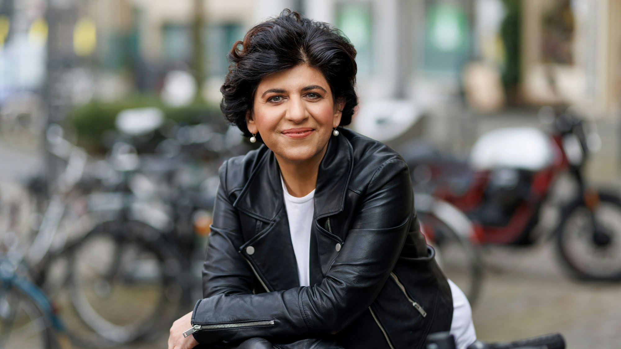 Die Kölner Landtagsabgeordnete Berivan Aymaz (Grüne) auf einem Wahlkampffoto von 2022.