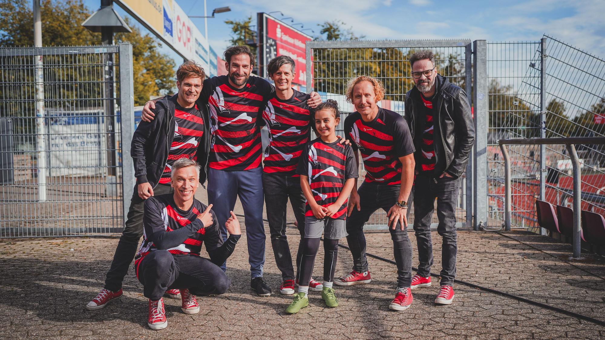 Die Band drehte das Video im Südstadion auch mit Matthias Weidenhöfer und Rita El Bali, die Vater und Tochter spielen.